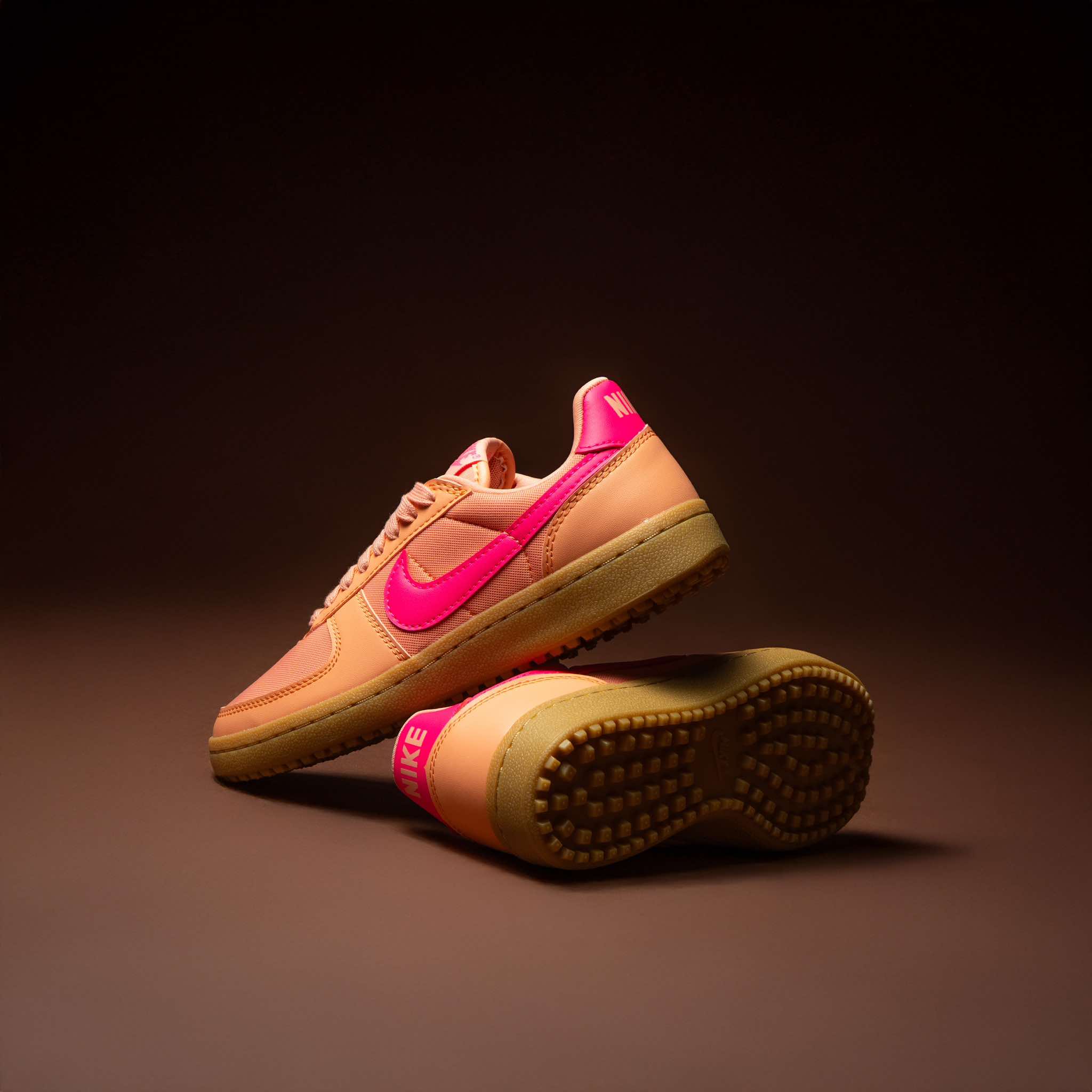 NIKE WMNS FIELD