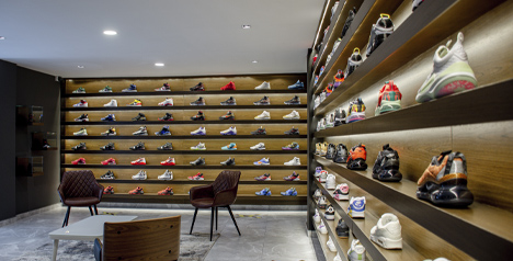 Soul sneaker boutique top